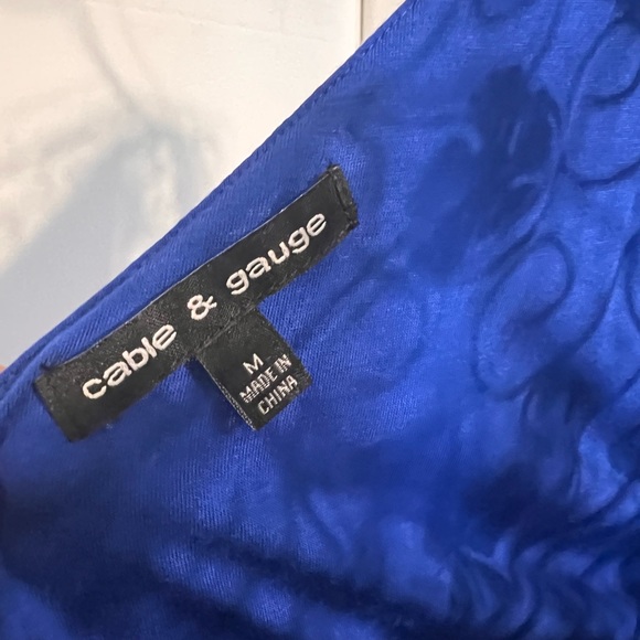 Cable & Gage beautiful bright blue 1/2 shoulder top size med nwot - Picture 4 of 5